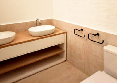 Reformas integrales Madrid, reforma de baño, instalación de baldosas y azulejos, instalación de mueble de baño con lavabo sobre encimera, instalación de WC