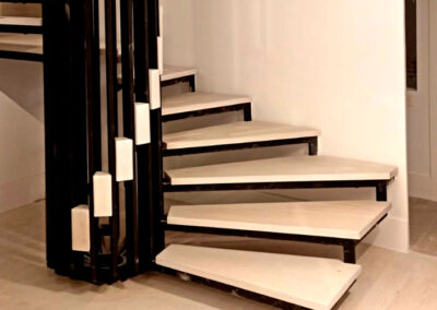 Reformas integrales Madrid, Reforma de escaleras, instalación de escaleras de madera, instalación de escaleras de metal, colocación de barandillas.