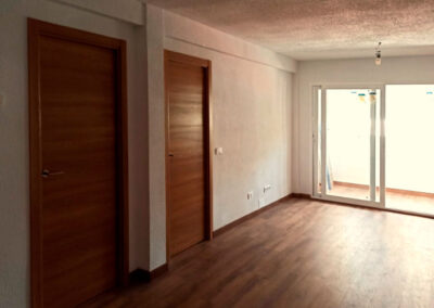 Reformas integrales Madrid, Reforma suelo, instalación de suelo laminado, instalación de puertas, pre marco y tapetas